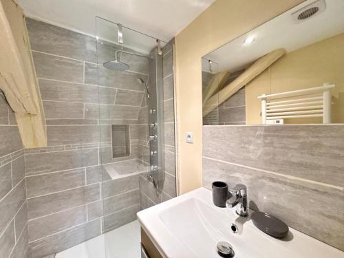 Zuhanyzó, Le Havre Pôlin - 15 minutes du circuit - 5p (Le Havre Polin - 15 minutes du circuit - 5p) in Cerans Foulletourte