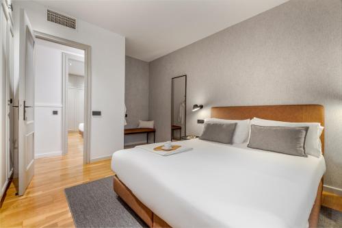 Deluxe Two-Bedroom Apartment (4-6 Adults) image 10