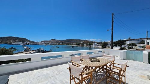 Skats, Milos AquaBliss Beachfront Villas in Pollonia