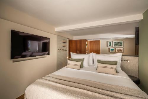 1 queen bed, 2 twin beds