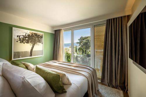 1 queen bed, 2 twin beds