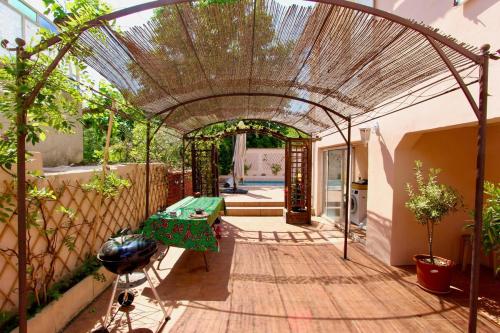 Large quiet house with pool in St Barnabe