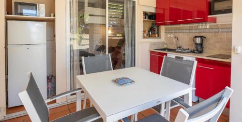Apartment with Pool View  image 4
