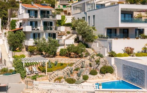 Six-Bedroom Holiday Home In Vinisce - Location saisonnière - Vinišće