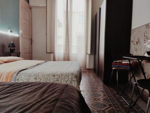 1 queen bed, 1 twin bed