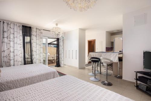 One-Bedroom Apartment (6 Adults) image 10