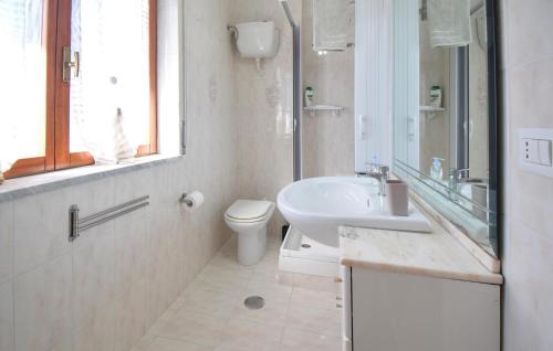 Ванна кімната, 3 Bedroom Cozy Home In Giffoni Valle Piana in Джиффоні-Валле-П'яна