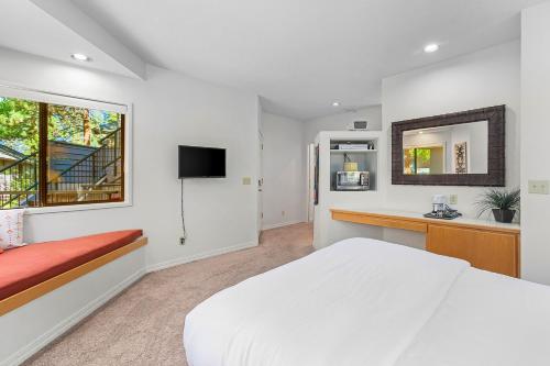 Alpine Studio at Mount Bachelor Village Resort with Pool and Hot Tub, Bend (photo 7)