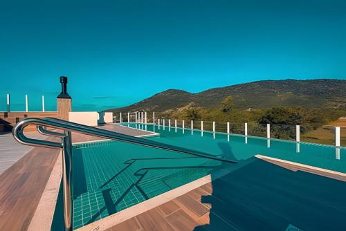 Garden com Churrasqueira em Condomínio com piscina