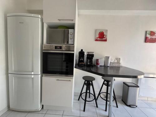 кухня, Jolie Colombe, maison 3 ch 2 sdb beau jardin terrasse amenagee a 15 mn a pied de la mer du centre Po in Порт-ен-Бессон-Уппен