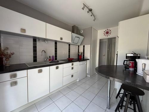 кухня, Jolie Colombe, maison 3 ch 2 sdb beau jardin terrasse amenagee a 15 mn a pied de la mer du centre Po in Порт-ен-Бессон-Уппен