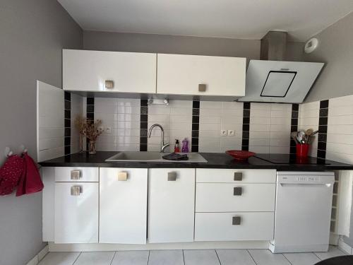 кухня, Jolie Colombe, maison 3 ch 2 sdb beau jardin terrasse amenagee a 15 mn a pied de la mer du centre Po in Порт-ен-Бессон-Уппен