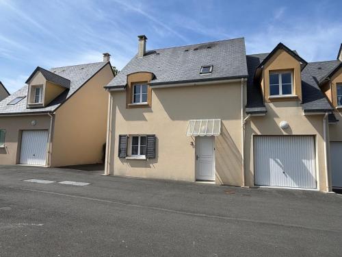 Зовнішній вигляд готелю, Jolie Colombe, maison 3 ch 2 sdb beau jardin terrasse amenagee a 15 mn a pied de la mer du centre Po in Порт-ен-Бессон-Уппен