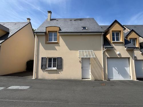 Зовнішній вигляд готелю, Jolie Colombe, maison 3 ch 2 sdb beau jardin terrasse amenagee a 15 mn a pied de la mer du centre Po in Порт-ен-Бессон-Уппен