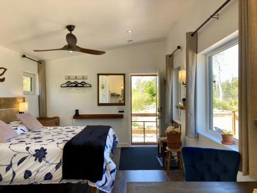 The Snuggy - NEW! Oceanview - Private - Eco-Lux - King Bed - Adults Only! in Ingonish Beach (NS)