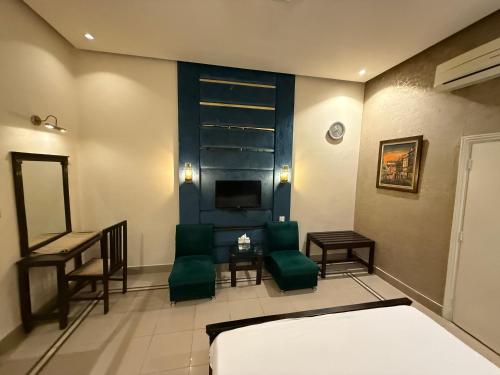 Deluxe Family Suite image 7