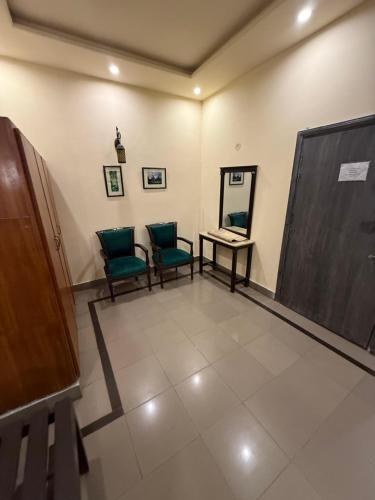 Deluxe Double or Twin Room image 7