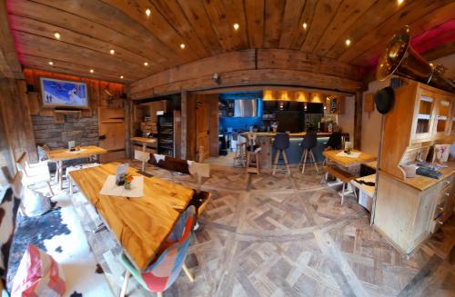 ห้องอาหาร, Chalet Appartement Antonhaus in กัสเชิร์น