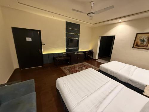 Deluxe Family Suite image 6