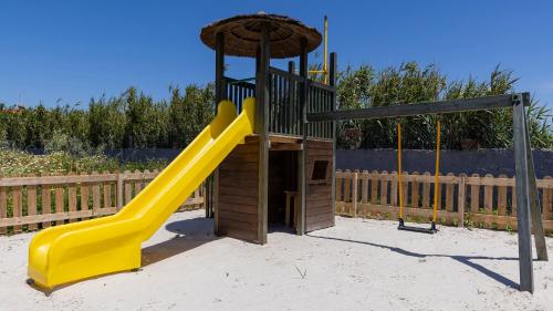 A környék, Stunning Beach House with Pool by LovelyStay in Ribeira d'llhas Beach