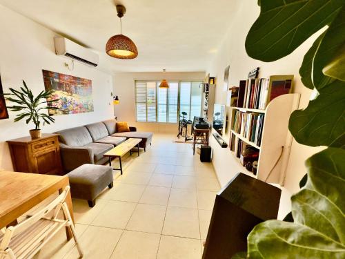 Lovely & comfi 90m Apartment in City Center in 南特拉維夫