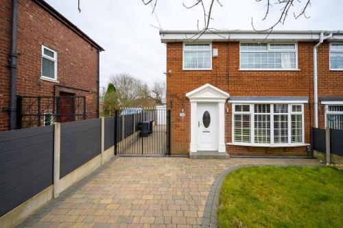 Droylsden Eden - Next to Tram - Free Parking Near Coop- Live & Etihad Stadium, Manchester (photo 2)