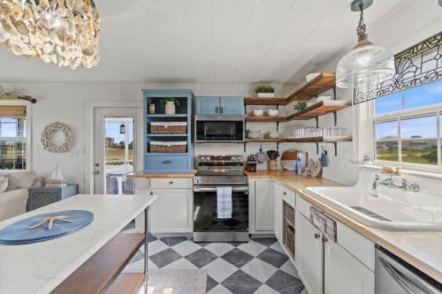 Latitude Adjustment Beach House in Fort Morgan