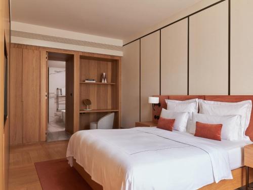 Deluxe Suite image 9