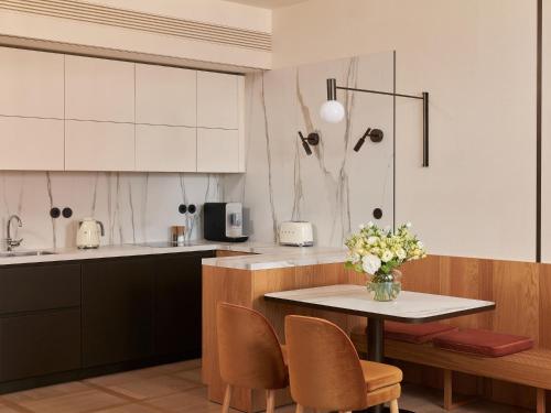 Deluxe Suite image 5