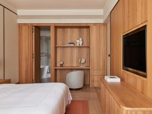 Deluxe Suite image 7