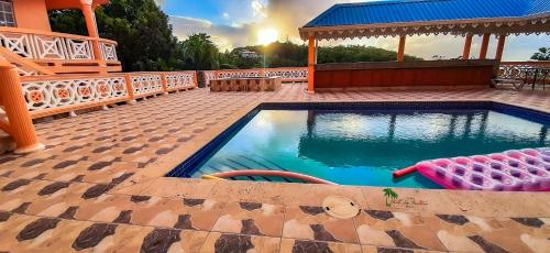 בריכת שחיה, Union Hilltop Paradise Villas in Marisule