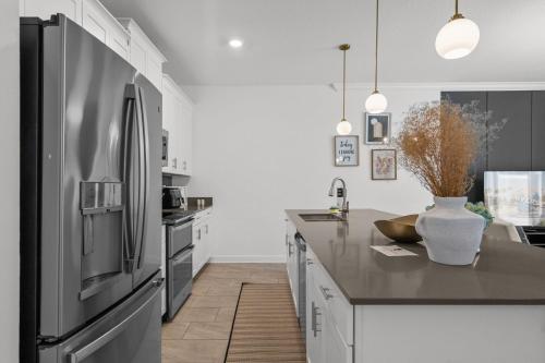Amazing 4 Bedrooms  home with Pool close to Disney - image 7