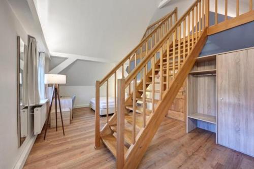 4 twin beds, 1 sofa bed