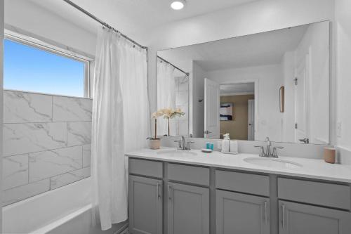 Adorable 4BR home Cute Mickey Tangled Rooms - image 3