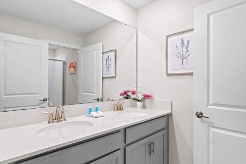 Chic 4BR Home with Mickey & Star Wars Rooms - image 2