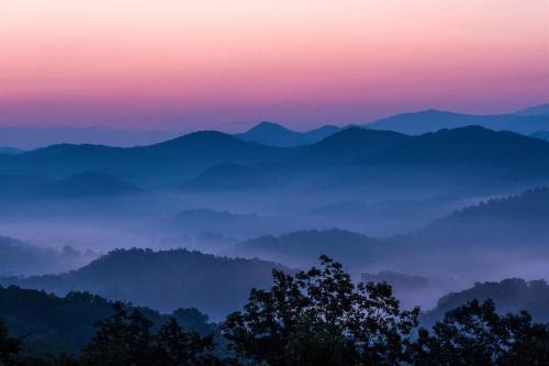 Pigeon Forge View 2 King Bed WiFi Hot Tub thumb 3