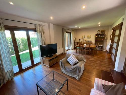 Közös társalgó / TV, House surrounded by mountain and nature in Riu de Cerdanya