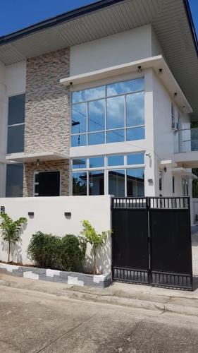 The WhiteHouse Inn (open space,,garden,garage) in Calumpit