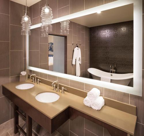 Executive Suite, 1 King, High Floor
