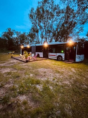 Magnifique bus insolite avec jacuzzi