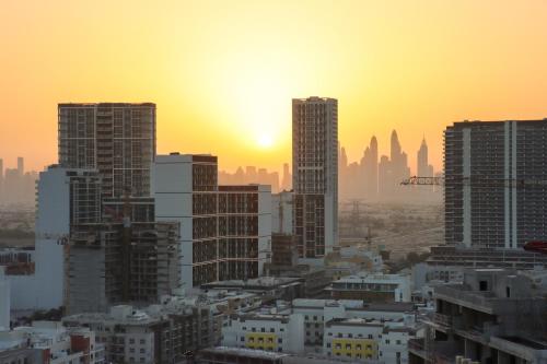 Livbnb - 1B with Sunset View Near Community Circle Park JVC, Dubaï (photo 10)