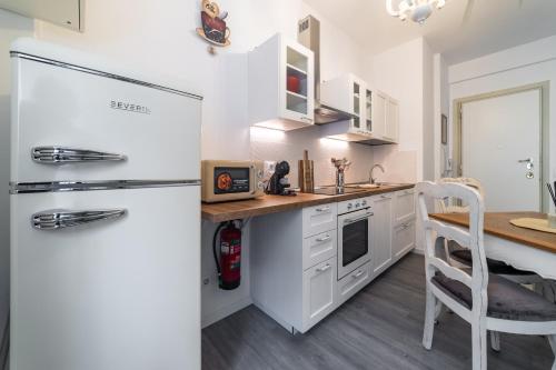 Vatican Shabby apartment double bedrooms 2