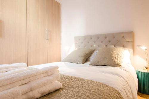 Refurbished spacious 2BD 2BTH - Malasaña - Tap to explore photos