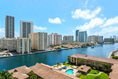 Water View Building With Pool - 5-Min Walk To The Beach - Cozy Studios in Hallandale Beach, USA
