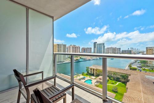 Water View Building With Pool - 5-Min Walk To The Beach - Cozy Studios in Hallandale Beach, USA