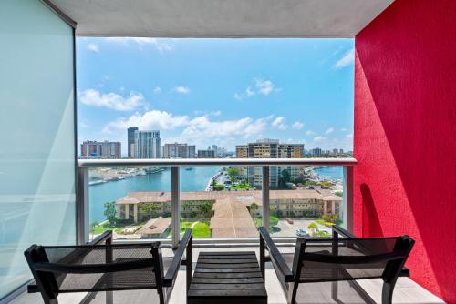 Water View Building With Pool - 5-Min Walk To The Beach - Cozy Studios in Hallandale Beach, USA