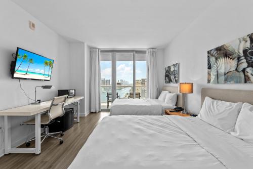 Water View Building With Pool - 5-Min Walk To The Beach - Cozy Studios in Hallandale Beach, USA