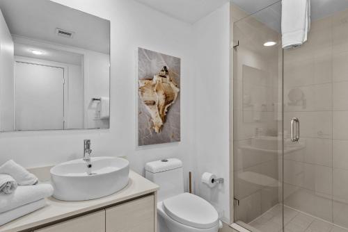 Water View Building With Pool - 5-Min Walk To The Beach - Cozy Studios in Hallandale Beach, USA