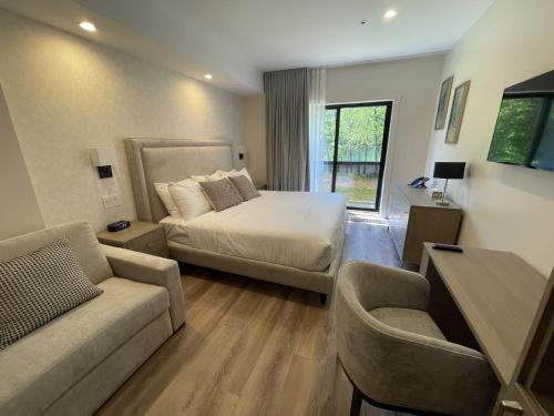 1 king bed, 1 sofa bed