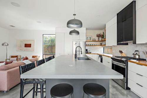 Rooftop Deck, DT City Views, Modern Eastside Oasis, Austin (foto 10)